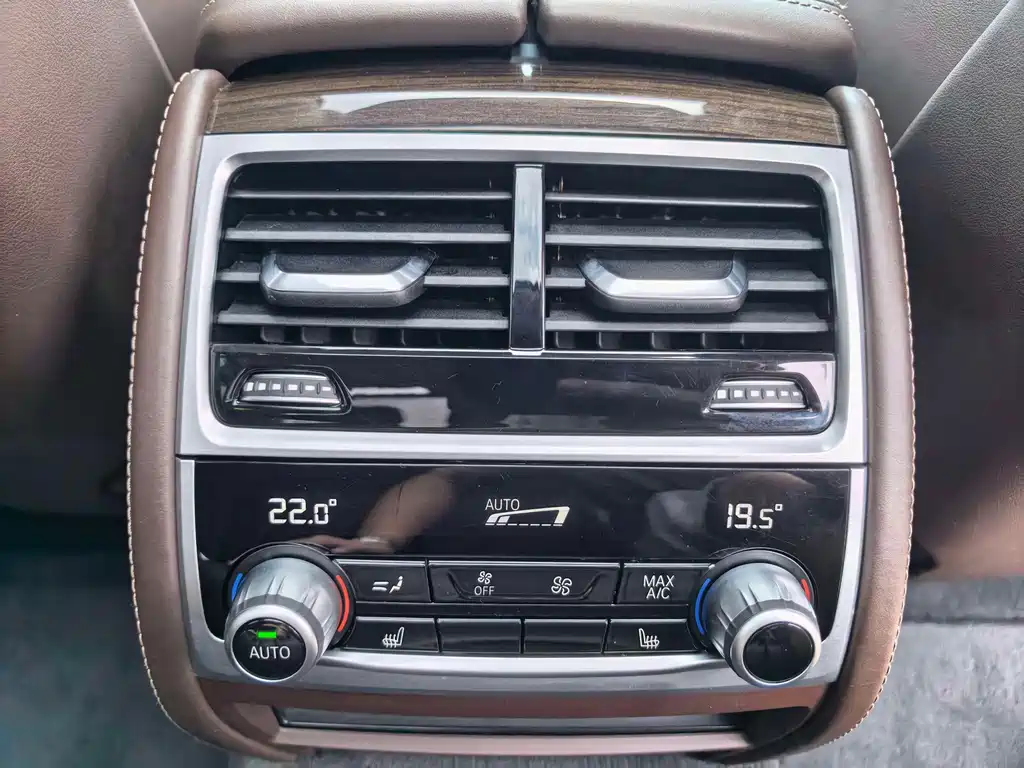 BMW 7 Series — миниатюра 13