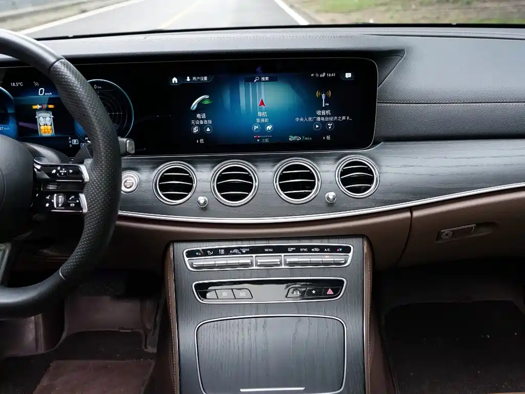 Mercedes-Benz E-Class — миниатюра 8