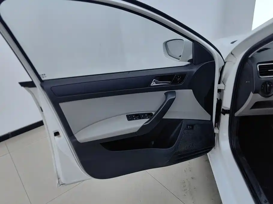 Skoda Rapid — миниатюра 7