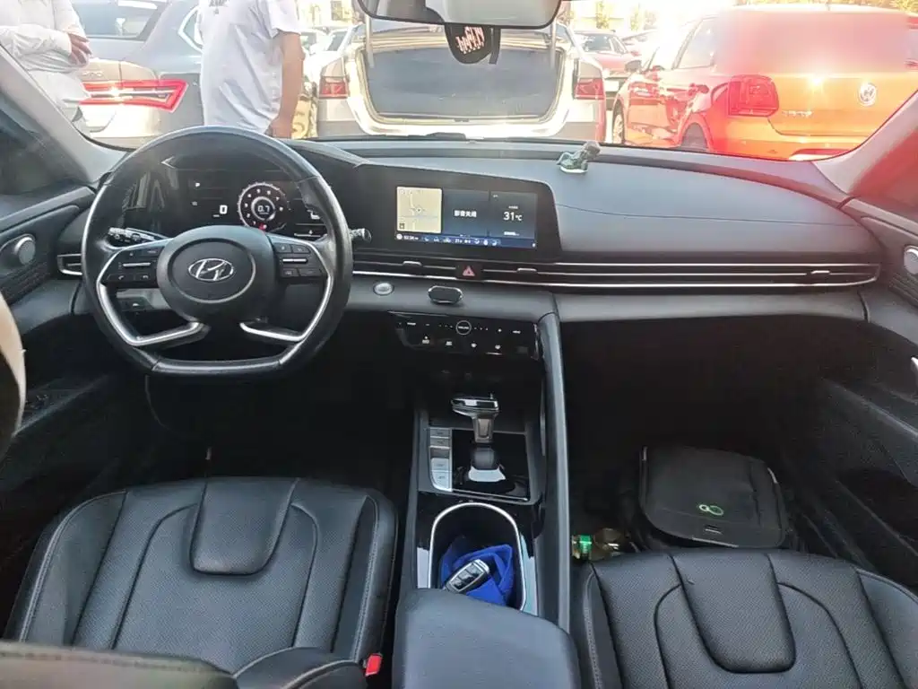 Hyundai Elantra — миниатюра 10