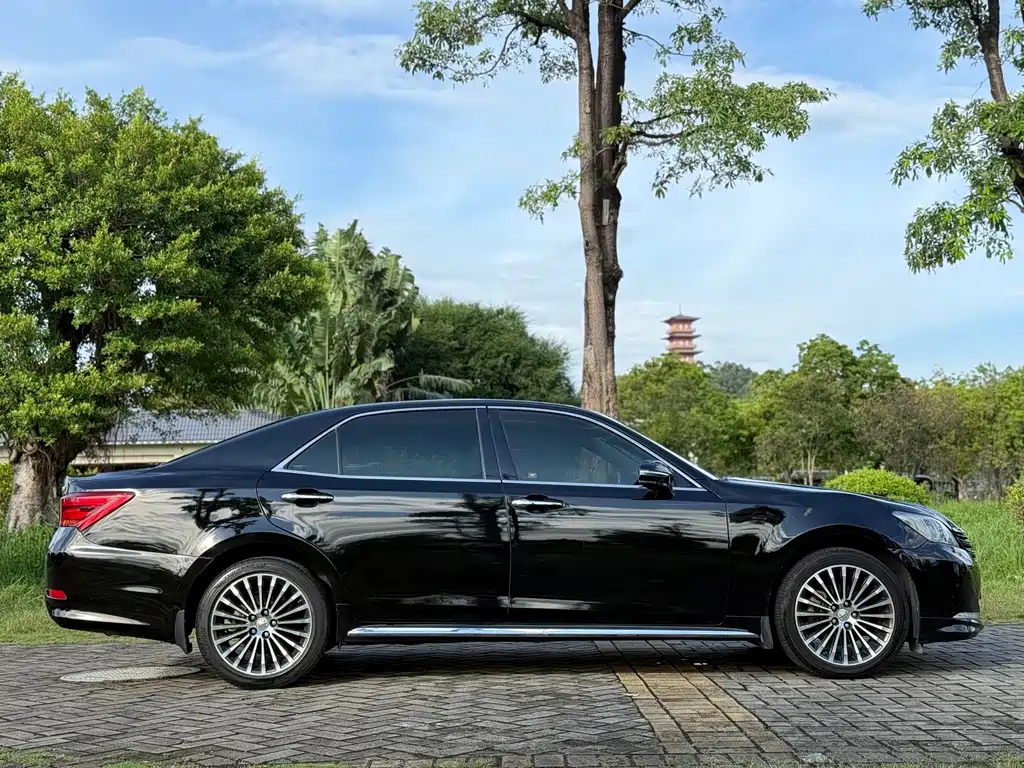 Toyota Crown — миниатюра 5