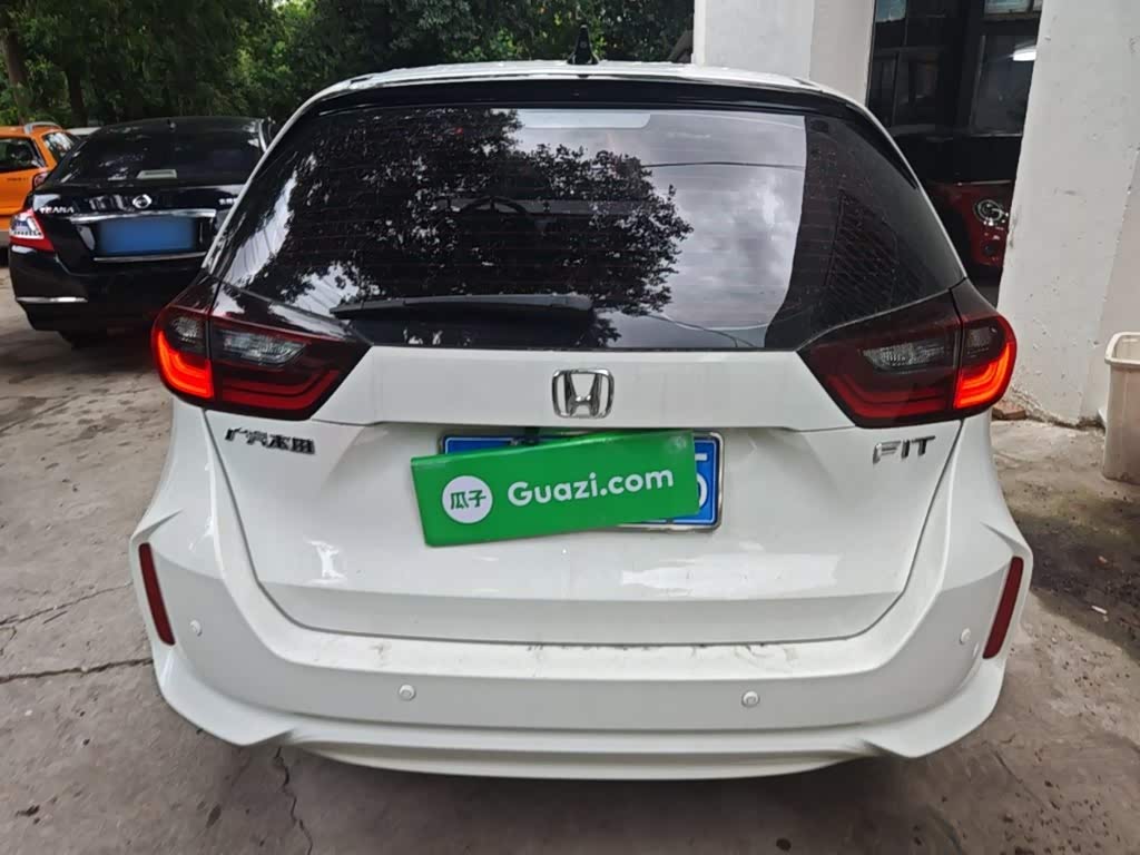 Honda Fit 1.5 л 2022 г. Белый, пробег 24300 км