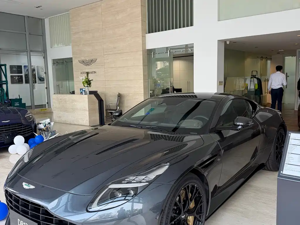 Aston Martin DB12