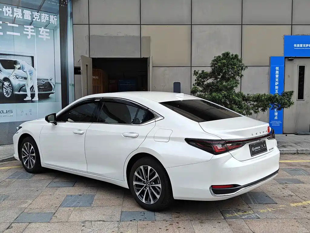 Lexus ES — миниатюра 8