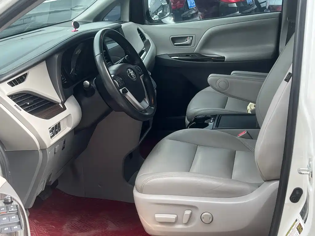 Toyota Sienna — миниатюра 4