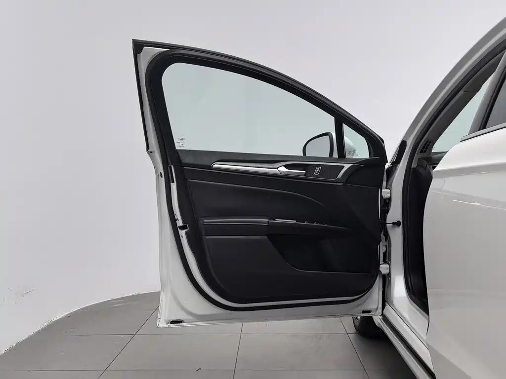 Ford Mondeo — миниатюра 8