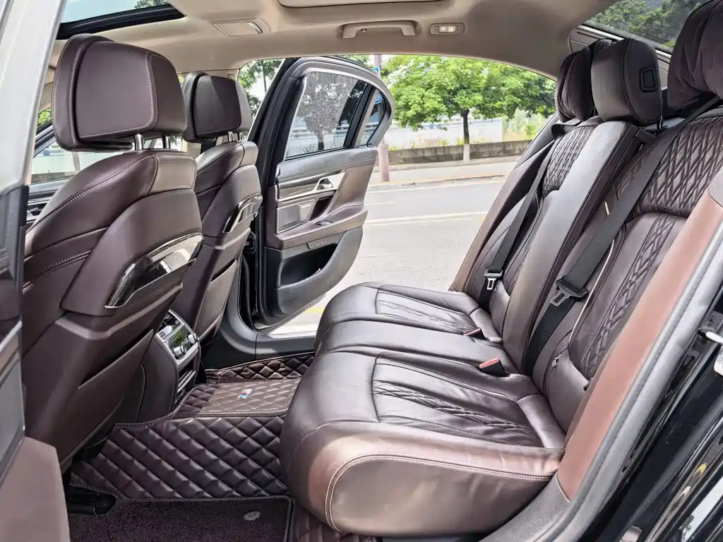 BMW 7 Series — миниатюра 8