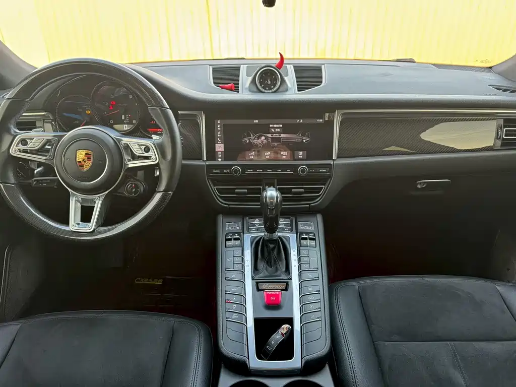 PORSCHE MACAN