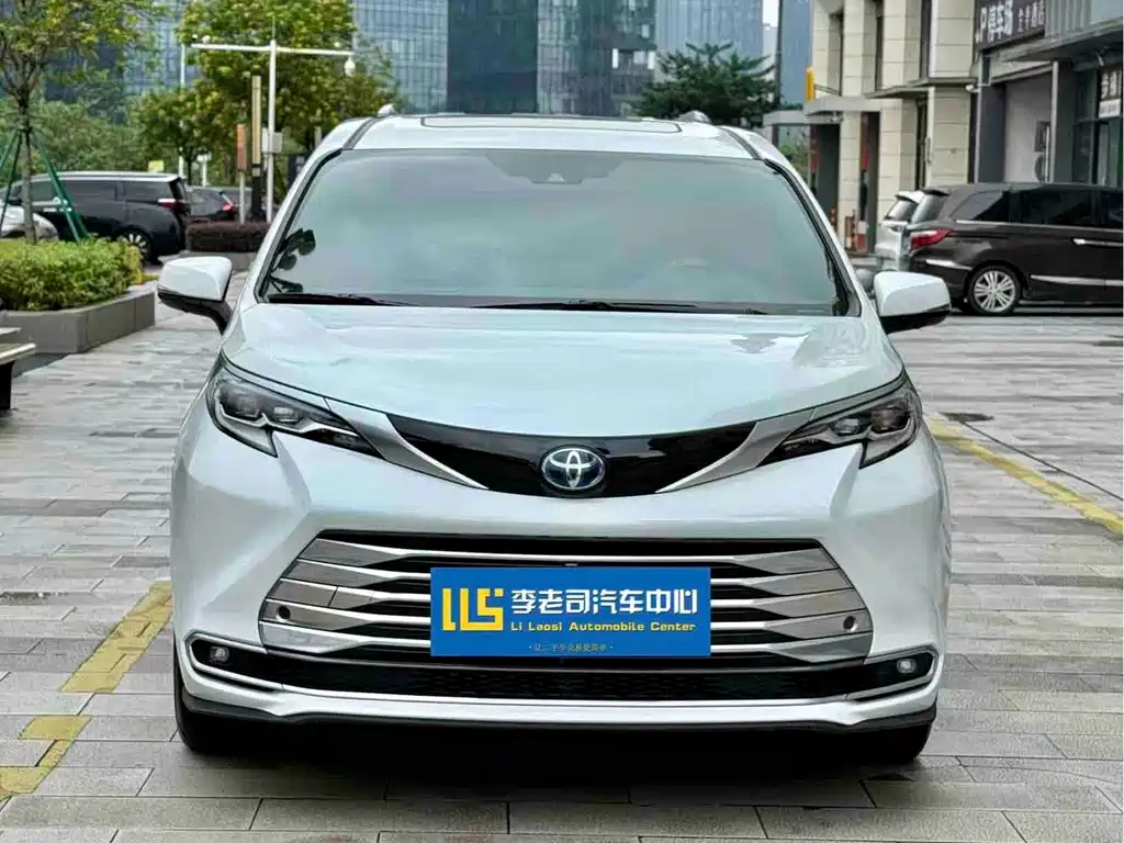 Toyota Sienna — миниатюра 2