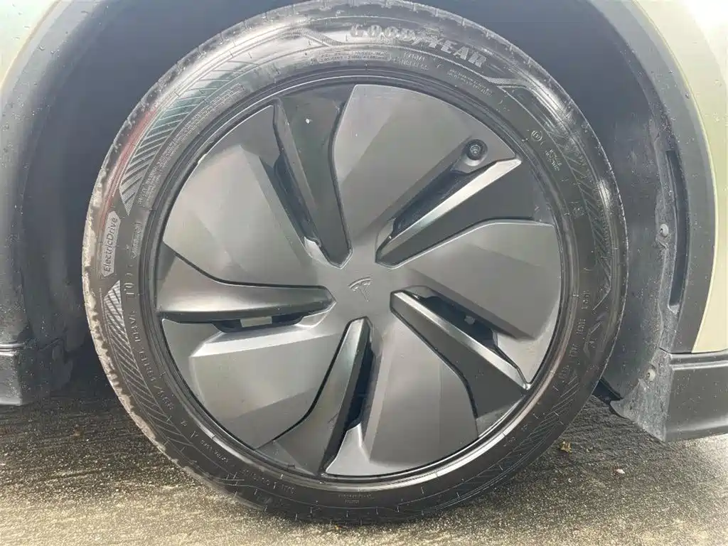 Tesla Model Y — миниатюра 8