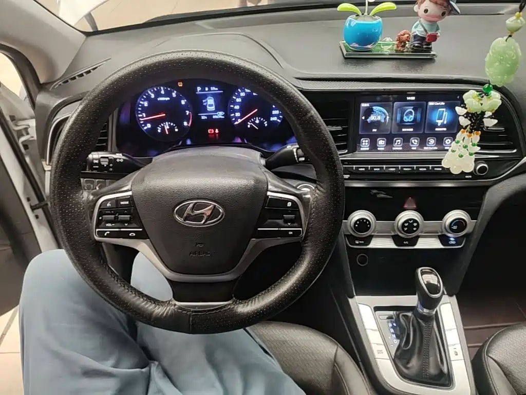 Hyundai Elantra — миниатюра 10