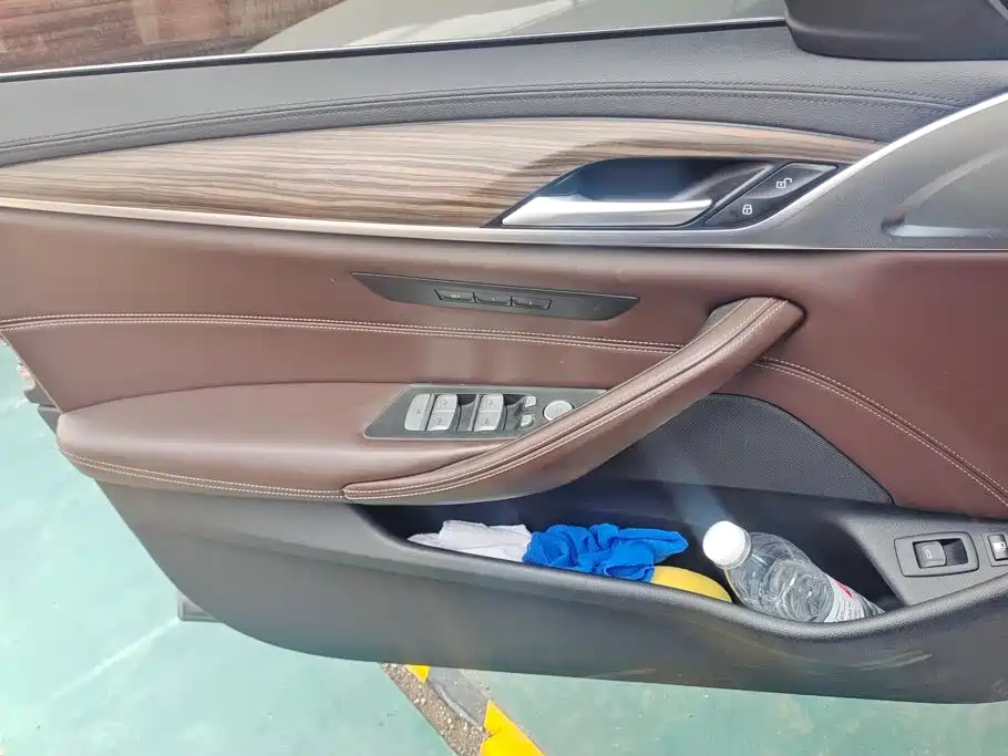 BMW 5 Series New Energy — миниатюра 7
