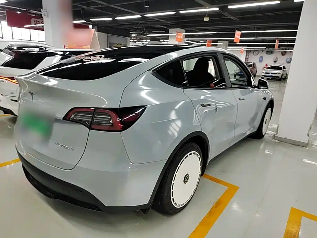 Tesla Model Y — миниатюра 7