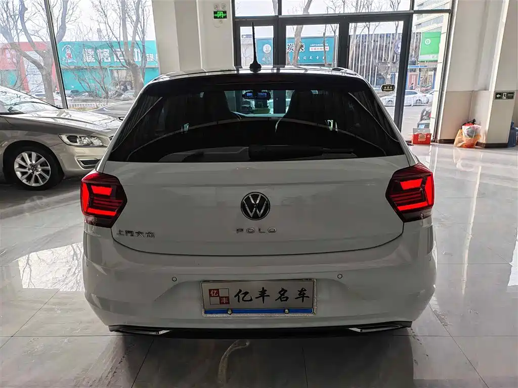 VOLKSWAGEN POLO