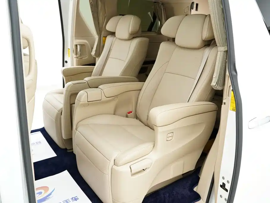 Toyota Alphard — миниатюра 10