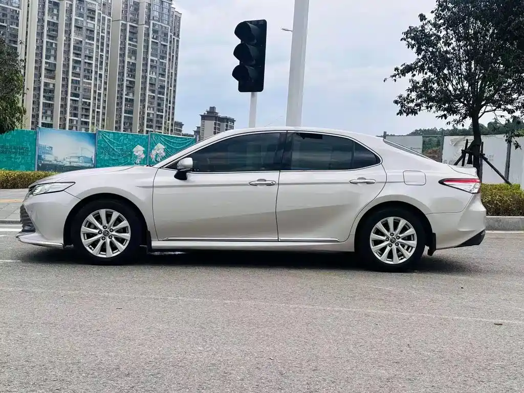 Toyota Camry — миниатюра 3