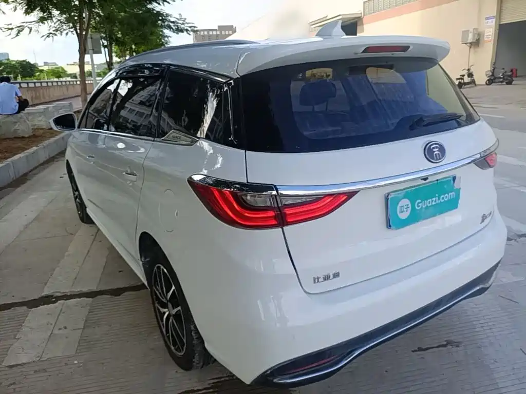 BYD MAX — миниатюра 5