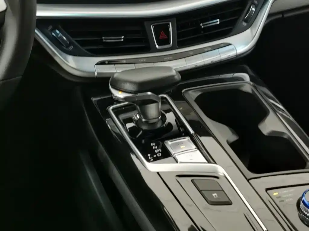 Geely Borui Hybrid — миниатюра 13