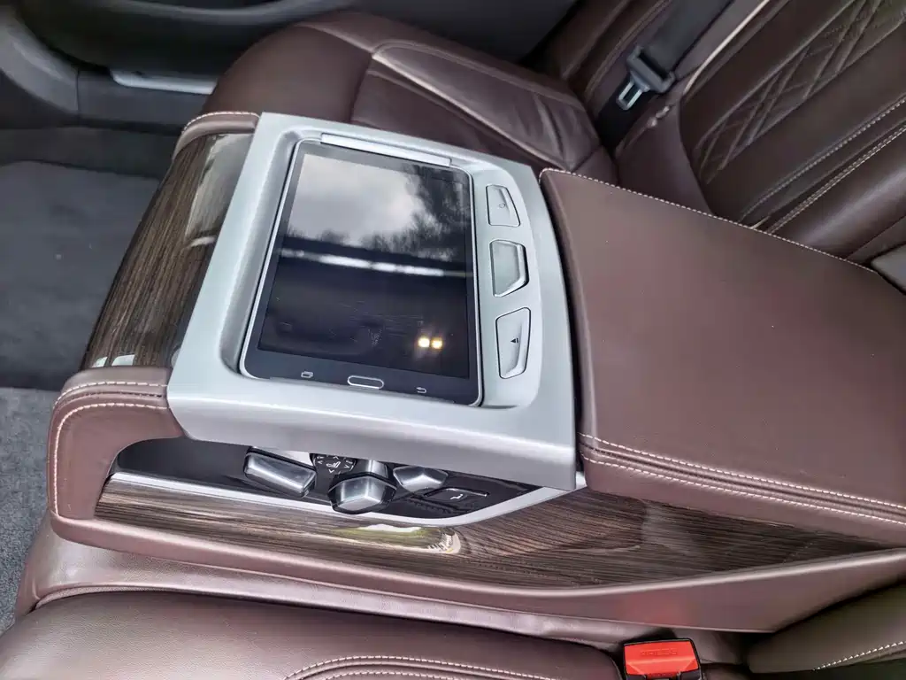 BMW 7 Series — миниатюра 17