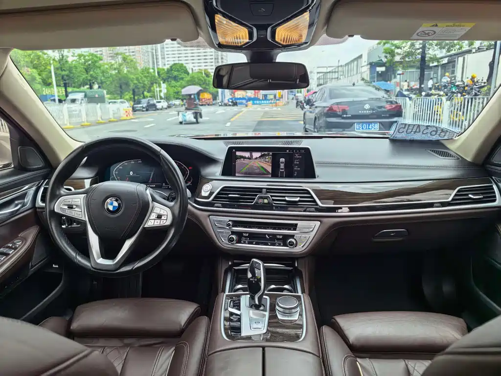 BMW 7 Series — миниатюра 14