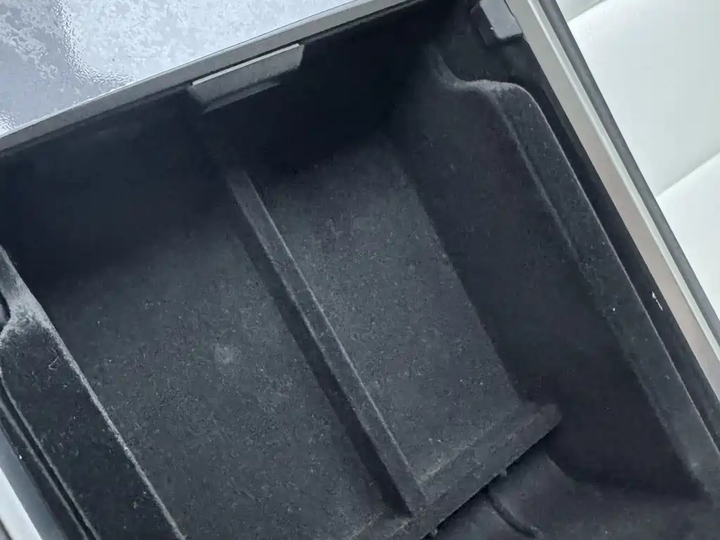 Tesla Model Y — миниатюра 27