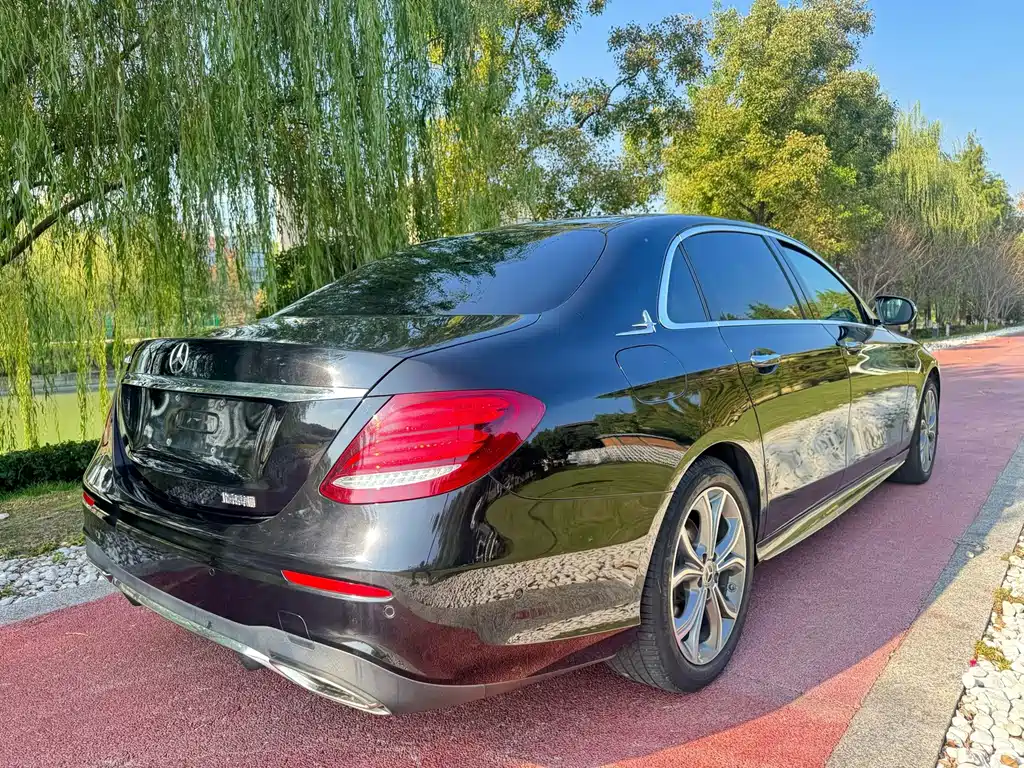 Mercedes-Benz E-Class — миниатюра 6