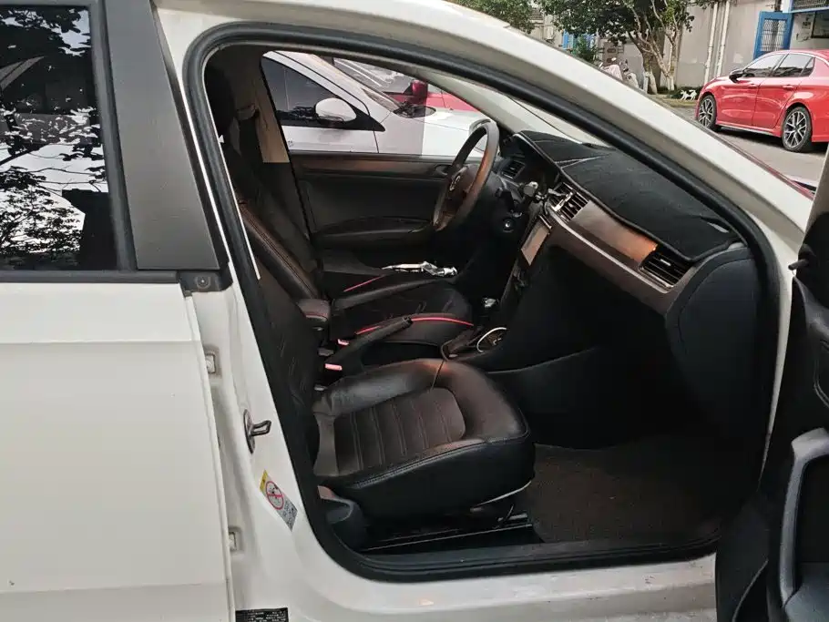 Volkswagen Santana — миниатюра 7