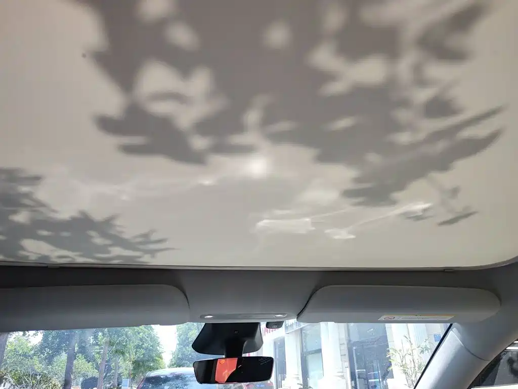 Tesla Model Y — миниатюра 9
