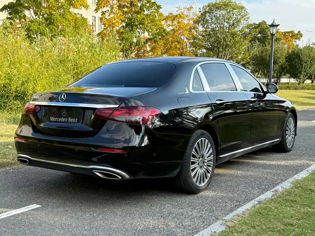 Mercedes-Benz E-Class — миниатюра 7