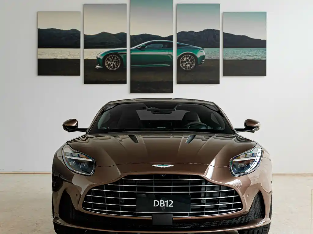 Aston Martin DB12 0
