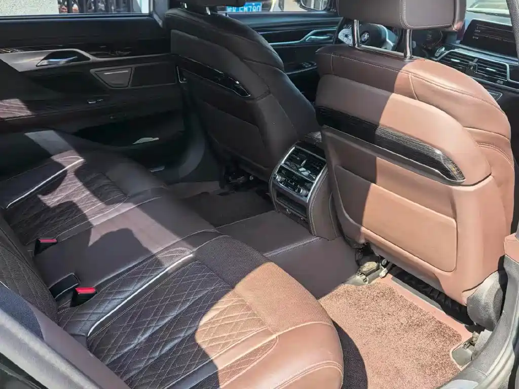 BMW 7 Series — миниатюра 8