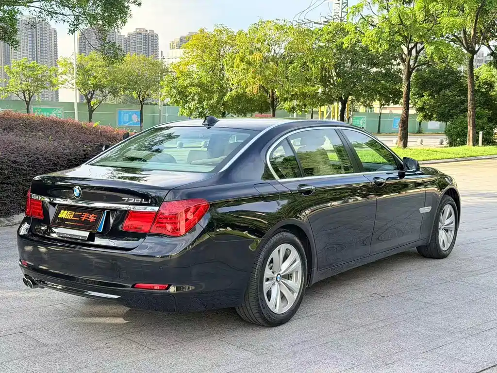 BMW 7 Series — миниатюра 11