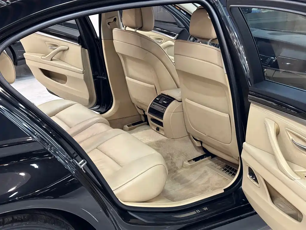 BMW 5 Series — миниатюра 11