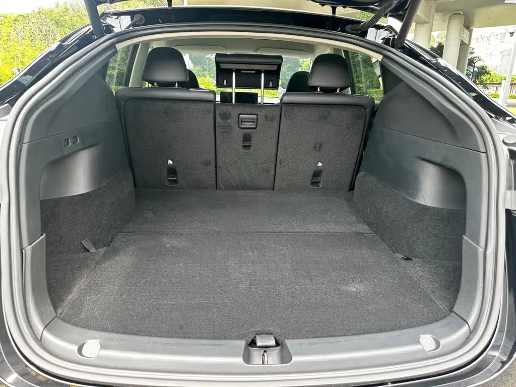 Tesla Model Y — миниатюра 17