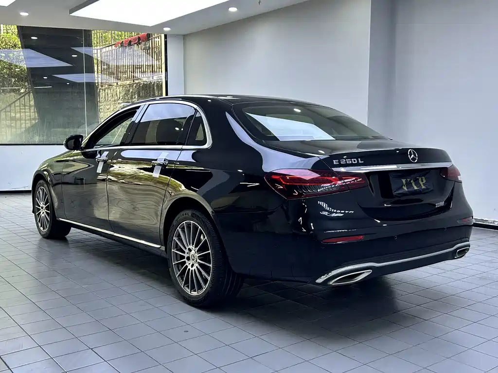 Mercedes-Benz E-Class — миниатюра 7