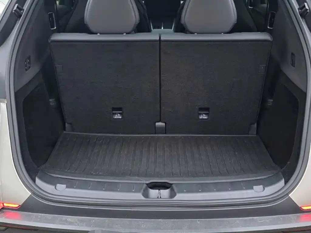 Tesla Model Y L — миниатюра 8
