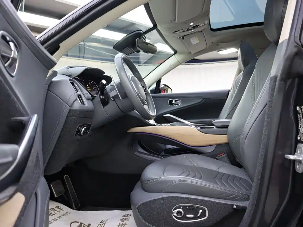 Aston Martin DBX — миниатюра 6