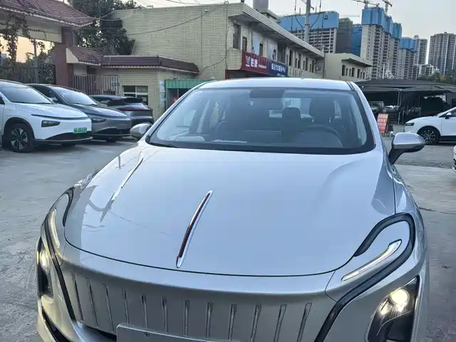Hongqi E-QM5