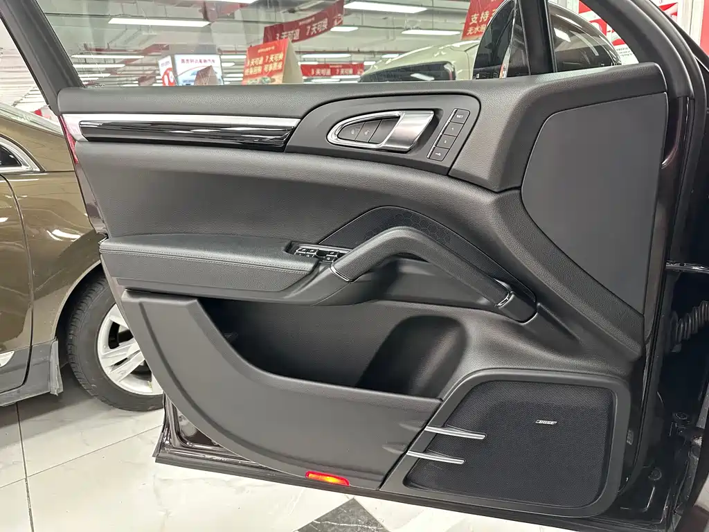 Porsche Cayenne — миниатюра 15