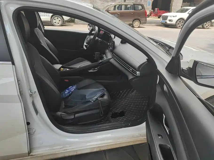 Hyundai Elantra — миниатюра 8