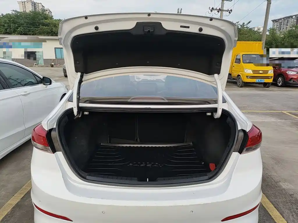 Hyundai Elantra — миниатюра 19