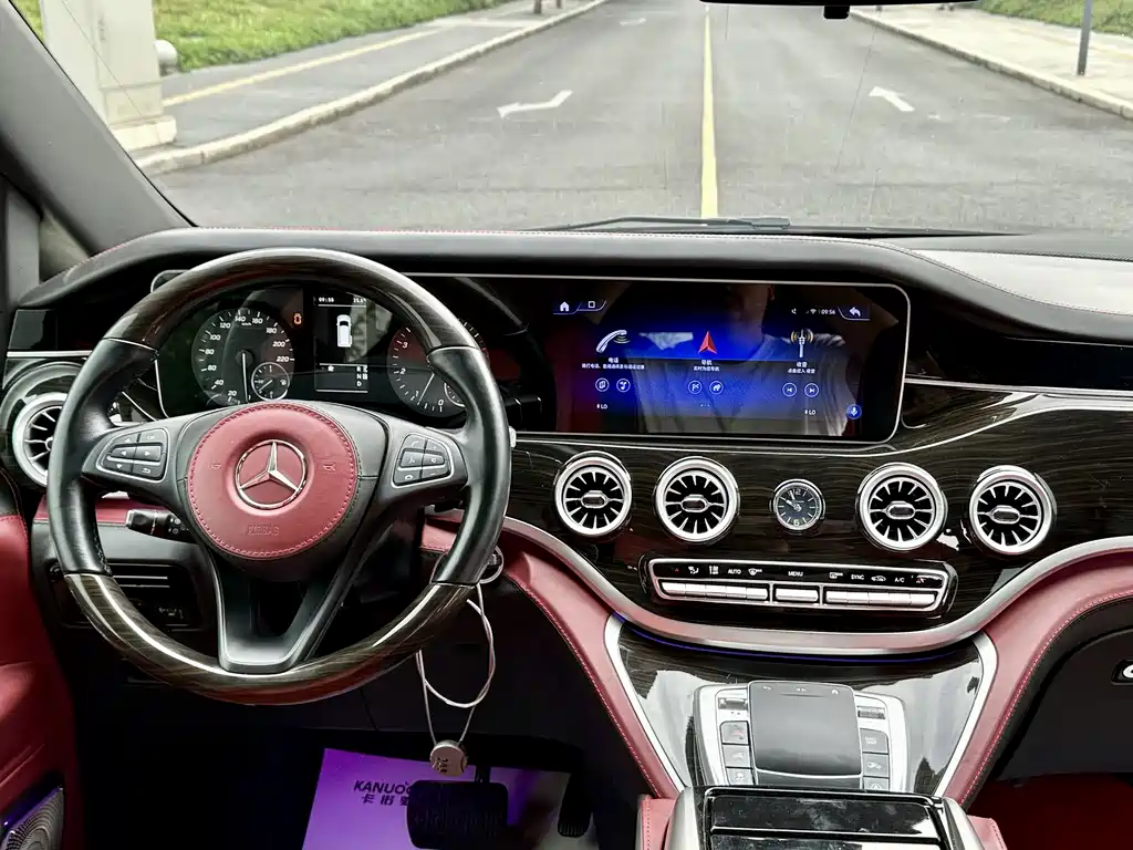 Mercedes-Benz Vito 2023 2.0T 7 мест