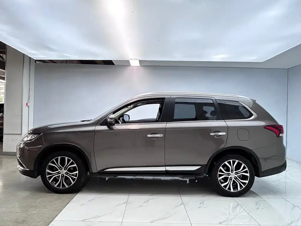 Mitsubishi Outlander — миниатюра 4