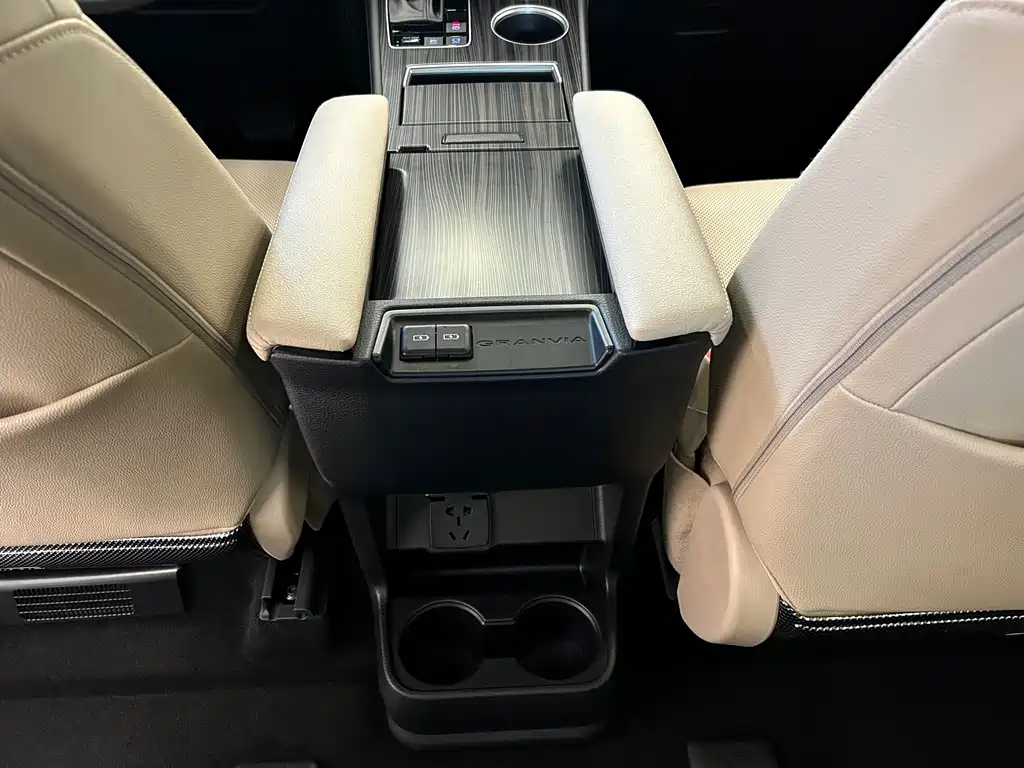 Toyota Granvia — миниатюра 19