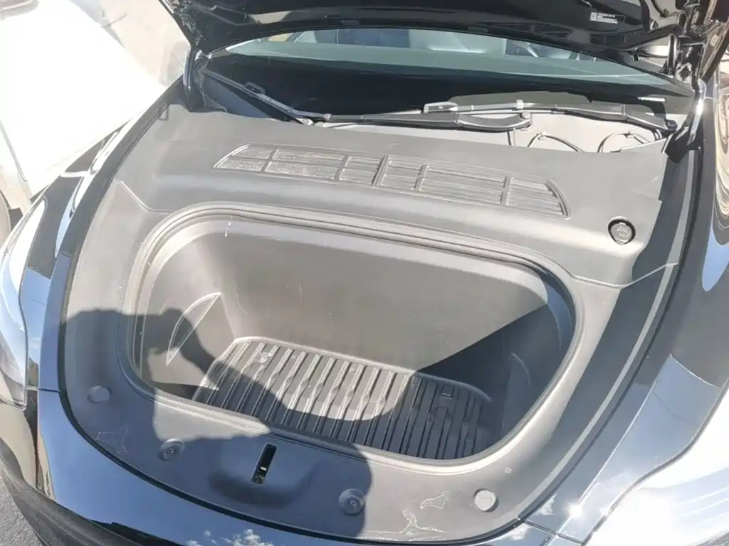 Tesla Model Y — миниатюра 20