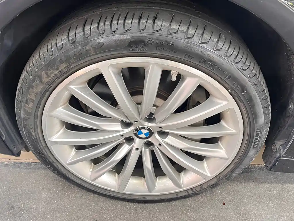 BMW 5 Series — миниатюра 11