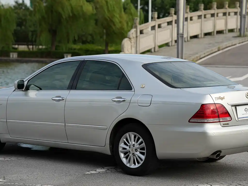 Toyota Crown — миниатюра 6