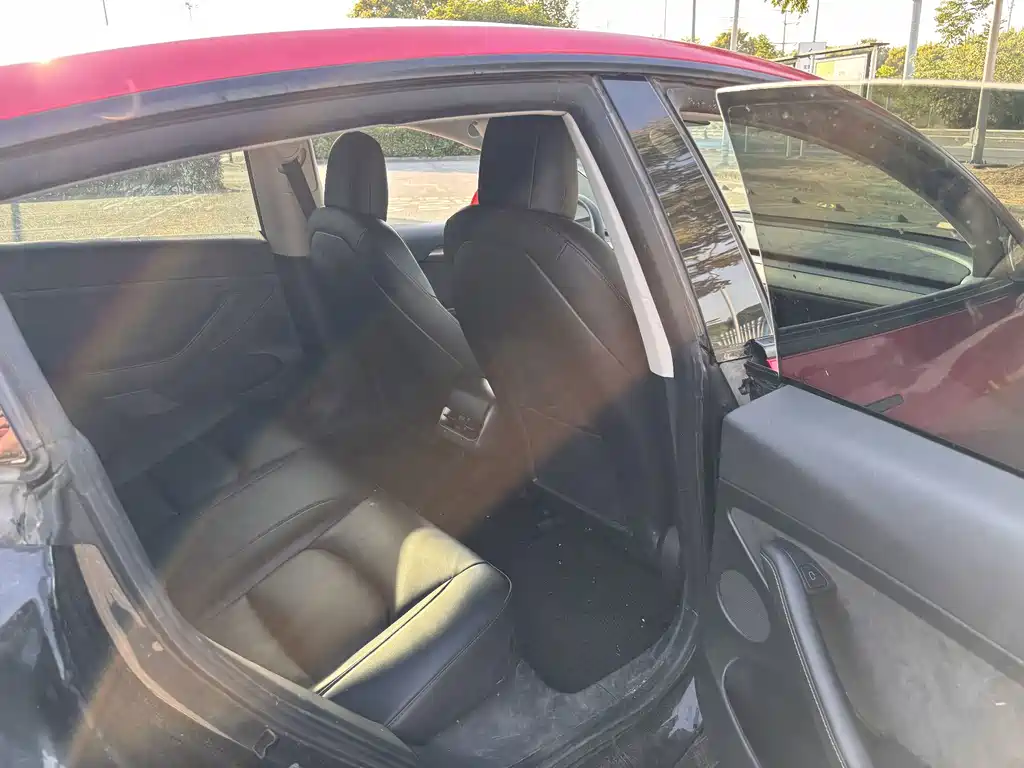 Tesla Model 3 — миниатюра 13