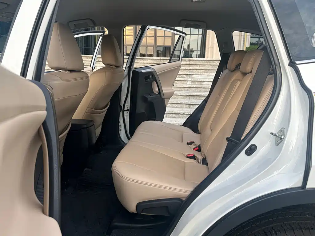 Toyota RAV4 — миниатюра 6