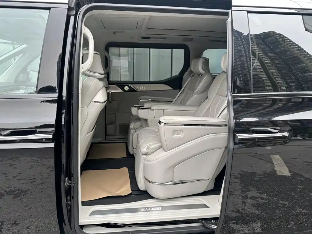 Volvo EM90 2025 Ultra мест